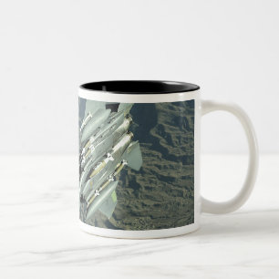 Caneca De Café Em Dois Tons Uma greve Eagle da força aérea de E.U.F-15E
