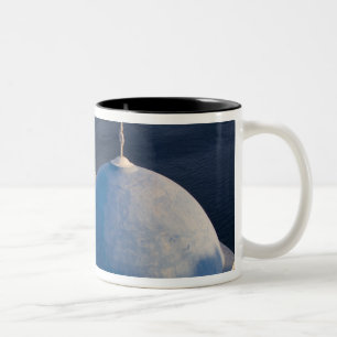 Caneca De Café Em Dois Tons Uma Igreja Ortodoxa perto do mar, Oia Santorini