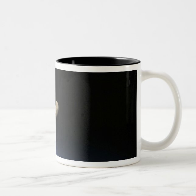 Caneca De Café Em Dois Tons Uma lua gigante visível sobre a atmosfera da Terra (Direita)
