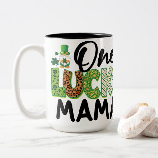 Caneca De Café Em Dois Tons Uma Mamãe Sortuda Clover Gnome Grap do Dia de São