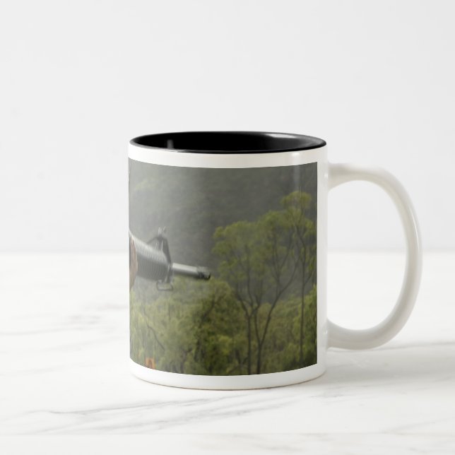 Caneca De Café Em Dois Tons Uma Marinha conduz brocas (Direita)