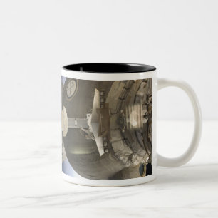 Caneca De Café Em Dois Tons Uma nave espacial de Soyuz backdropped pela terra