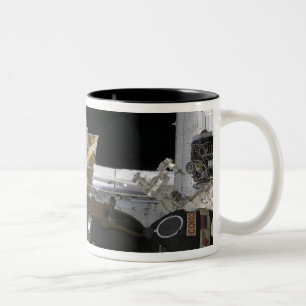 Caneca De Café Em Dois Tons Uma nave espacial Soyuz atracada
