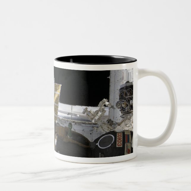 Caneca De Café Em Dois Tons Uma nave espacial Soyuz atracada (Direita)
