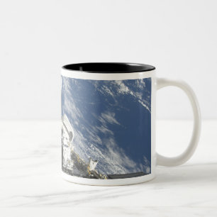 Caneca De Café Em Dois Tons Uma visão parcial do ônibus espacial Atlantis