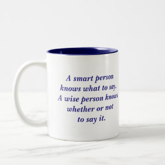 Caneca De Café Em Dois Tons Umas citações sábias da pessoa da pessoa esperta