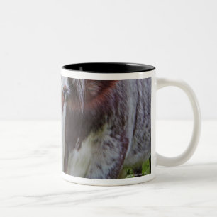 Caneca De Café Em Dois Tons Única vaca que peerring na câmera