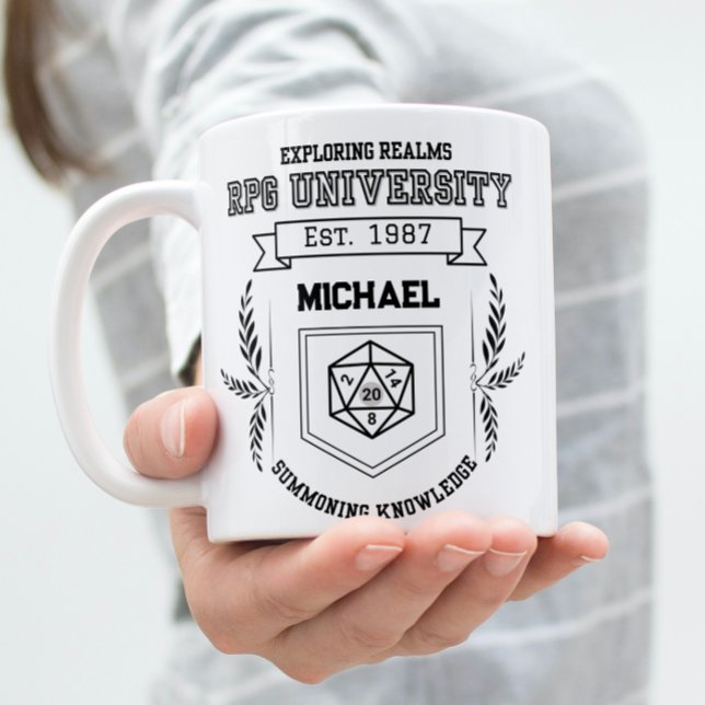 Caneca De Café Em Dois Tons Universidade de RPG Personalizada - Amantes de RPG (Woman holding a RPG University theme design mug.)