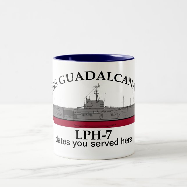 Caneca De Café Em Dois Tons USS Guadalcanal, LPH-7, datas personalizáveis serv (Centro)
