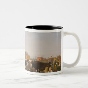 Caneca De Café Em Dois Tons vacas leiteiras Holstein fora de um celeiro ao nas