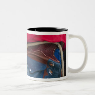 Caneca De Café Em Dois Tons Vaqueiro a Cavalo usando Perneiras de Couro