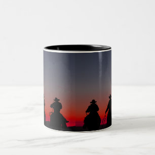 Caneca De Café Em Dois Tons vaqueiro no pôr do sol