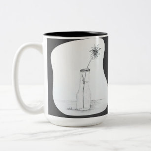 Caneca De Café Em Dois Tons Vaso desenhado à mão com garrafa e flor única na m