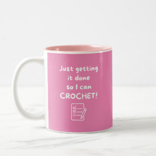 Caneca De Café Em Dois Tons Viciado em Crochet está fazendo as coisas
