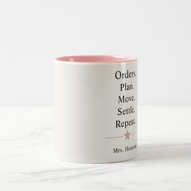 Caneca De Café Em Dois Tons Vida de Cônjuge Militar é Divertida (Centro)