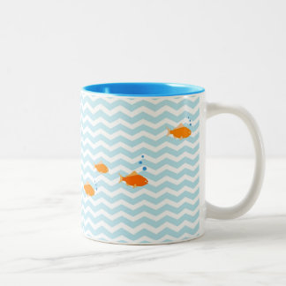 Caneca De Café Em Dois Tons Viga azul lunática com peixes do ouro