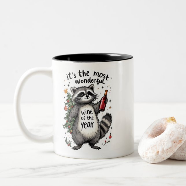 Caneca De Café Em Dois Tons Vinho Maravilhoso do Ano Raccoon (Com Donut)