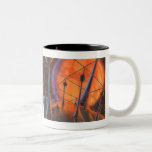 Caneca De Café Em Dois Tons Vintage Science Fiction, Orange Sun e Aliens<br><div class="desc">Ilustração vintage: planetas futuristas de ficção científica e imagem espacial. Um clássico design de quadrinhos retrô de ficção científica apresentando astronautas alienígenas em um planeta com torres comunicações ou elétricas e um enorme sol laranja brilhando.</div>