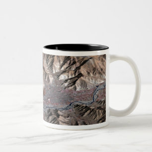Caneca De Café Em Dois Tons Visão tridimensional da paisagem