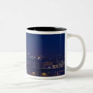 Caneca De Café Em Dois Tons Vista da Basção dos Pescadores ao lado de Matyas