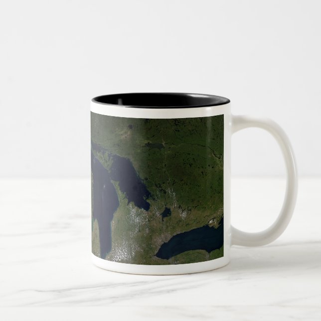 Caneca De Café Em Dois Tons Vista de satélite dos Lagos Excelentes (Direita)