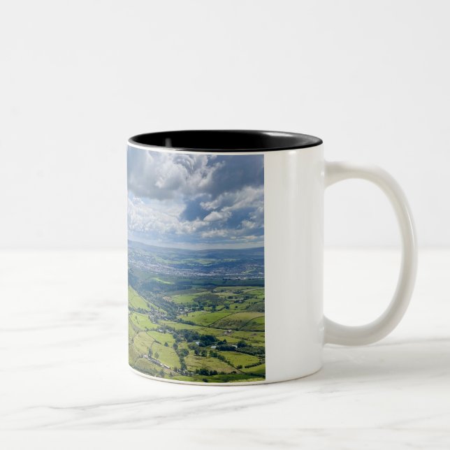 Caneca De Café Em Dois Tons Vista pacífica de Pendle Hill.. (Direita)