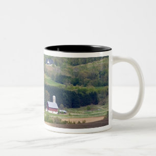 Caneca De Café Em Dois Tons Vista panorâmica de terras agrícolas ao sul de Arc