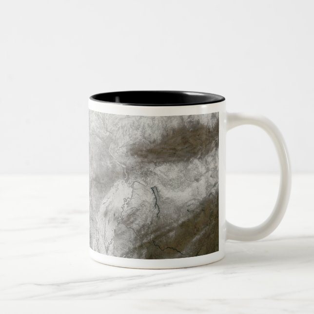 Caneca De Café Em Dois Tons Vista por satélite de uma forte tempestade de inve (Direita)