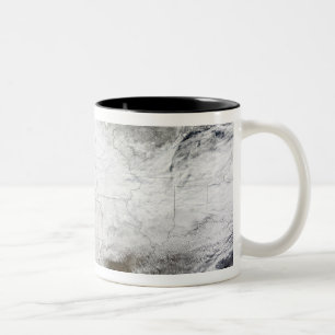 Caneca De Café Em Dois Tons Vista satélite de uma tempestade maciça do inver