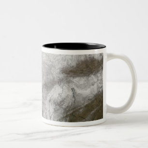 Caneca De Café Em Dois Tons Vista satélite de uma tempestade severa do invern