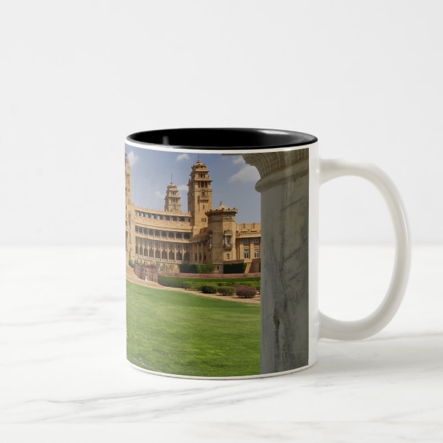 Caneca De Café Em Dois Tons Vista traseira do hotel Umaid Bhawan Palace, Jodjp (Direita)