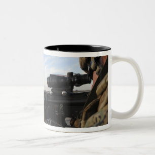 Caneca De Café Em Dois Tons Vistas de um soldado dentro a atear fogo em um