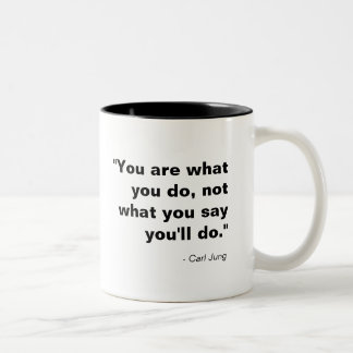 Caneca De Café Em Dois Tons Você é o que você faz, não o que você diz que vai