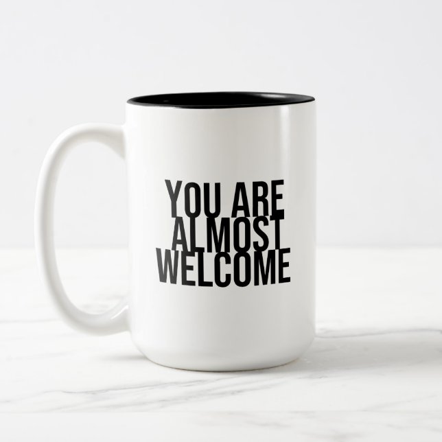 Caneca De Café Em Dois Tons Você é quase bem-vindo (Esquerda)