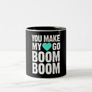 CANECA DE CAFÉ EM DOIS TONS *VOCÊ FAZ MEU CORAÇÃO IR BOOM BOOM* MUG
