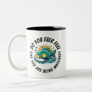 Caneca De Café Em Dois Tons Você se sente vigiado? Travesseiro de Peixe Amarel