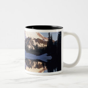 Caneca De Café Em Dois Tons WA, Monte Rainier NP, Monte Rainier e nuvens