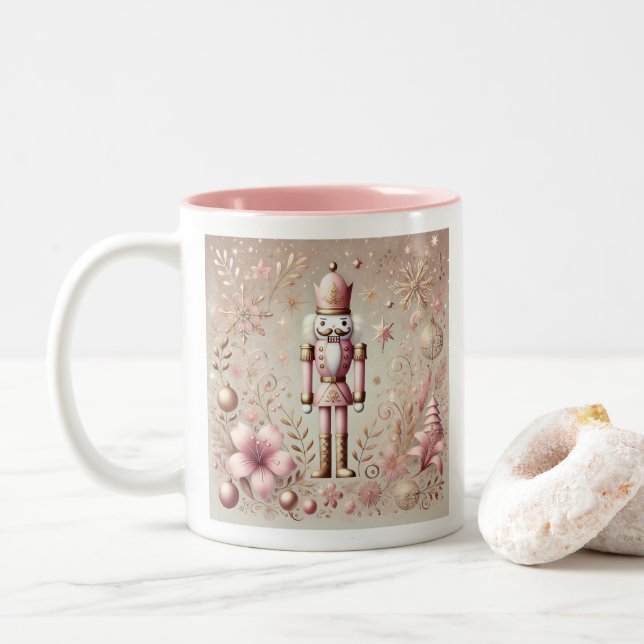 Caneca De Café Em Dois Tons Whimsical Elegant Pink and Gold Pastel Nutcracker  (Com Donut)