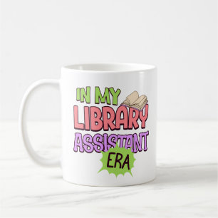Caneca De Café Em Meu Livro de Biblioteca da Era do Assistente de