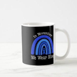 Caneca De Café Em novembro, Vestimos Awarenes Azuis no Arco-Íris