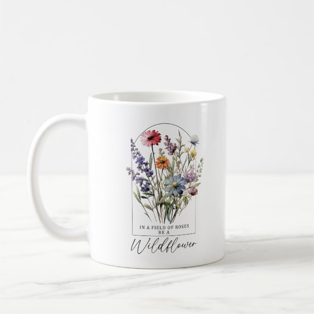 Caneca De Café Em Um Campo De Rosas Ser Um Flor Selvagem (Esquerda)