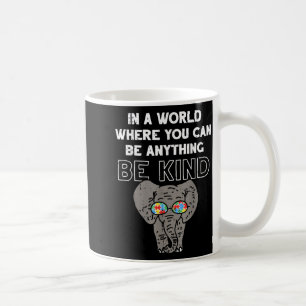 Caneca De Café Em Um Mundo Qualquer Coisa Seja Gentil Camisa Fofa