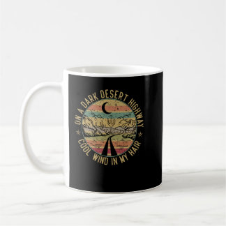 Caneca De Café Em Uma Estrada Do Deserto Escuro Vento Legal Em Me