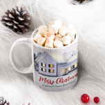 Caneca De Café Empresa imobiliária personalizada Casa de inverno<br><div class="desc">Esta linda caneca de Natal de imóveis é perfeita para uma empresa de verdade localizada no norte. A neve branca lindíssima arranca as árvores e casa neste presente de Natal. Um corretor pode manter o Feliz Natal em vermelho e verde ou personalizar com suas próprias épocas de saudação.</div>