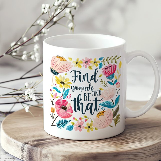 Caneca De Café "Encontre-se e seja assim" Inspiração Floral ("Find Yourself and Be That" Floral Inspirational Coffee Mug on a boho kitchen table.)