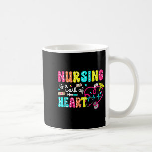 Caneca De Café Enfermagem Retro Groovy é um Trabalho de Coração E