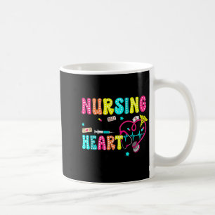Caneca De Café Enfermagem Retro Groovy é um Trabalho de Coração V