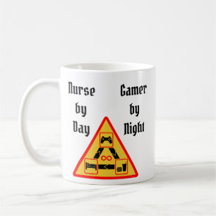 Caneca De Café Enfermeira de Dia, Jogadora de Noite