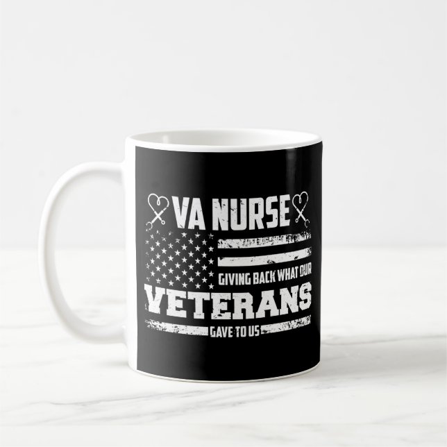 Caneca De Café Enfermeira de VA devolvendo o que nossos veteranos (Esquerda)