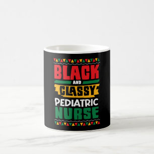 Caneca De Café Enfermeira Pediátrica Afro-Americana Preta e Elega